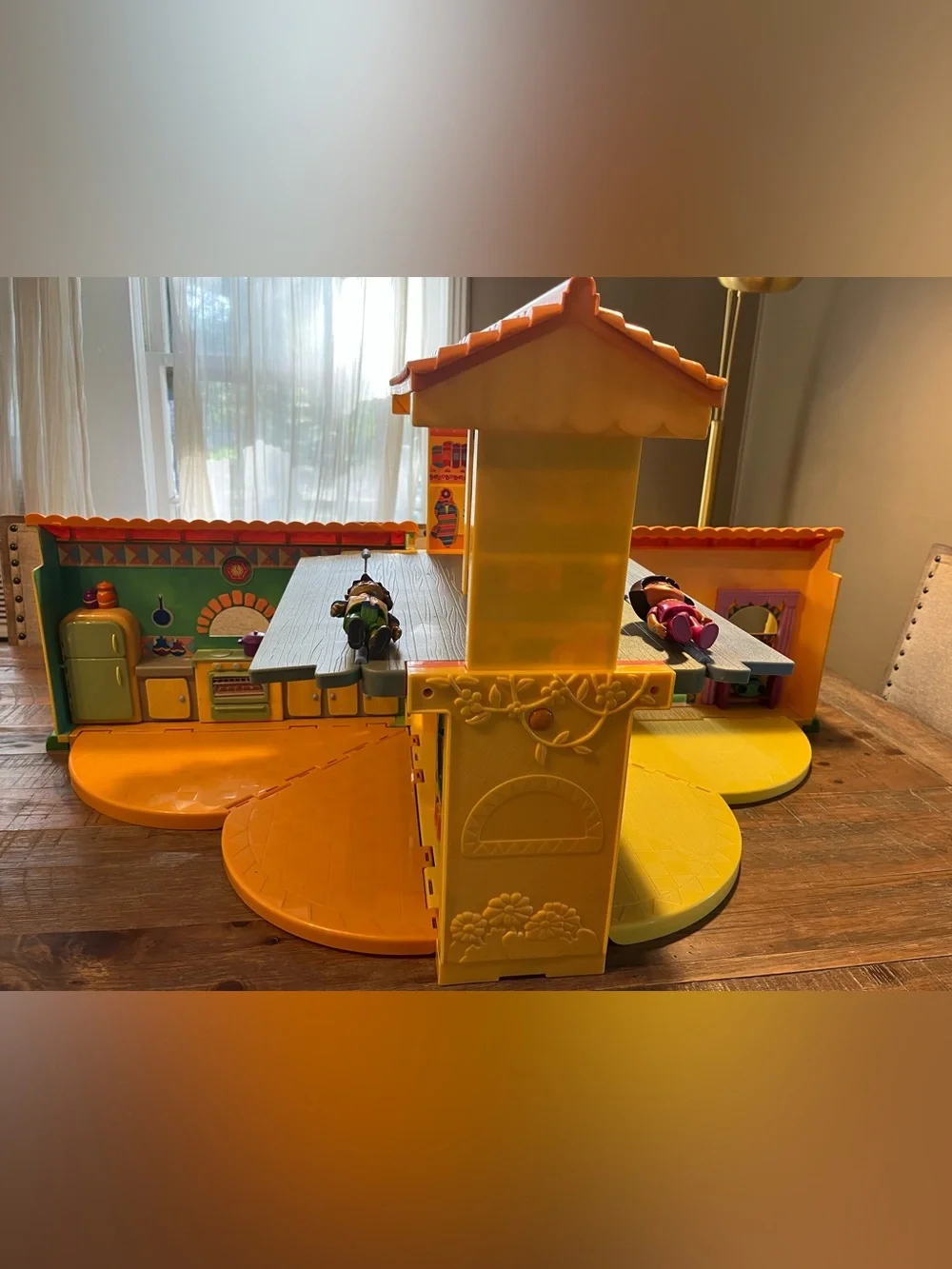 2003 Dora the explorer talking Playhouse with Figures